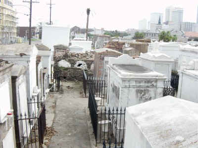 graveyard.jpg (55047 bytes)